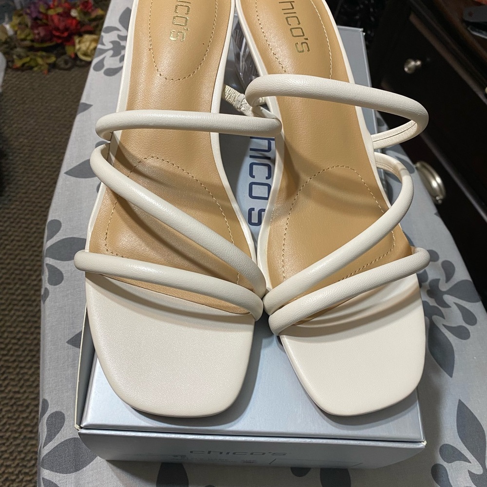 Chico's Marina round lucite sandal bone in color sz 10
